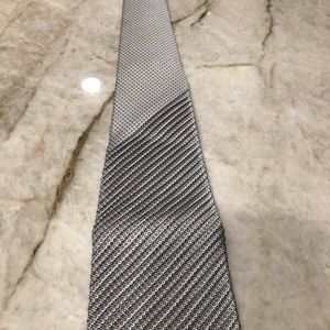 BRIONI 100% silk men’s tie. Silver/black